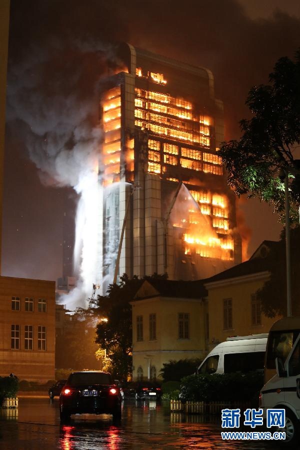 Lua chay suot dem thieu rui nha choc troi Trung Quoc hinh anh