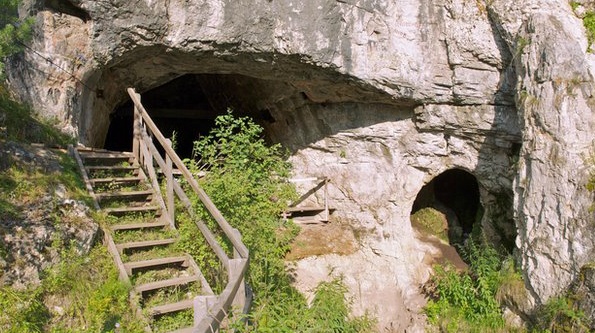 Chung nguoi bi an lo dien tu mau xuong trong hang hinh anh