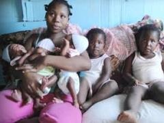 Cu ong 61 tuoi lam be 13 tuoi sinh ba hinh anh