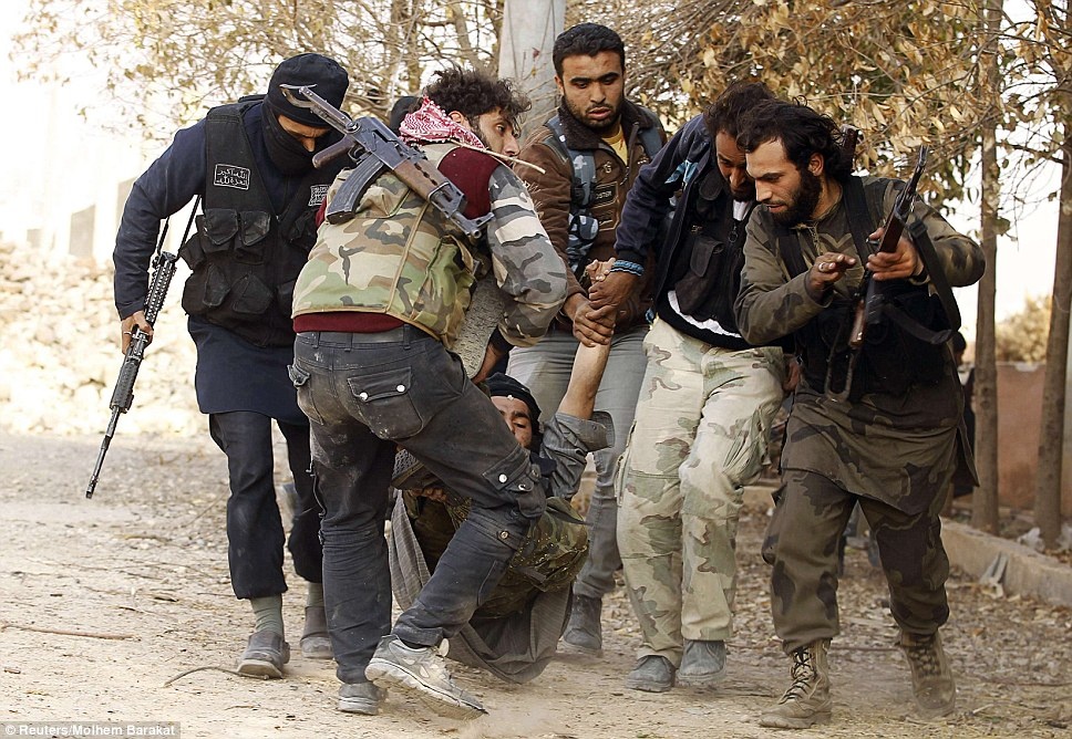 Nhung buc anh chien tranh khien cau be 17 tuoi thiet mang hinh anh