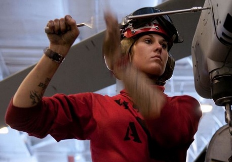 Nhung nhan vien dac biet tren tau san bay My hinh anh