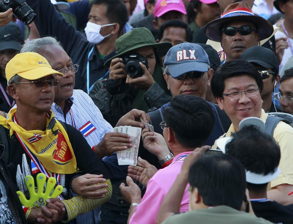 Nguoi bieu tinh Thai gop tien giua duong de lat chinh phu hinh anh