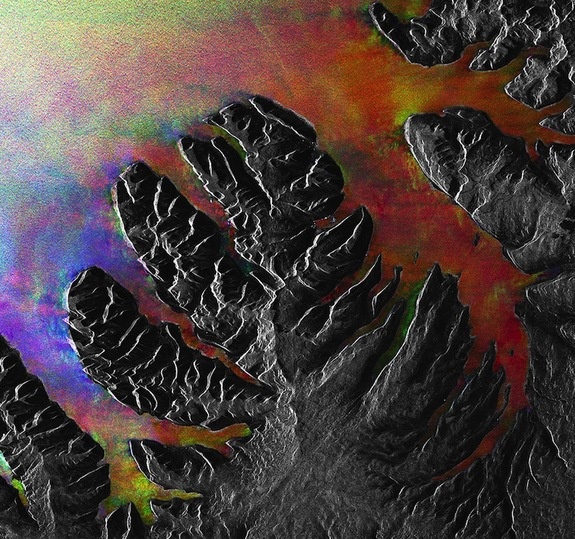 Ngam ban dao co hinh dang giong cay thong Noel tu vu tru hinh anh