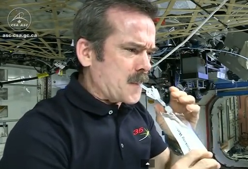 Phi hanh gia uong nuoc tieu trong vu tru hinh anh