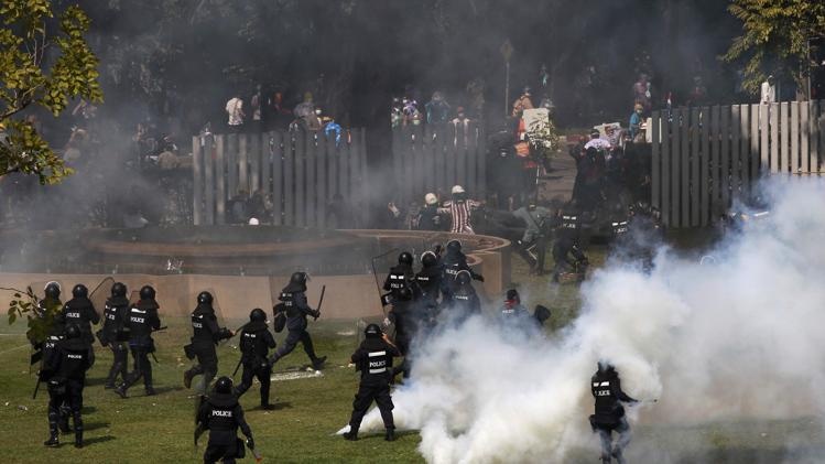 Nguoi bieu tinh Thai dung do canh sat o thu do hinh anh