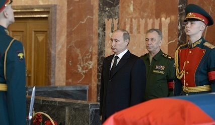 Putin tien biet nguoi sang che sung AK-47 huyen thoai hinh anh