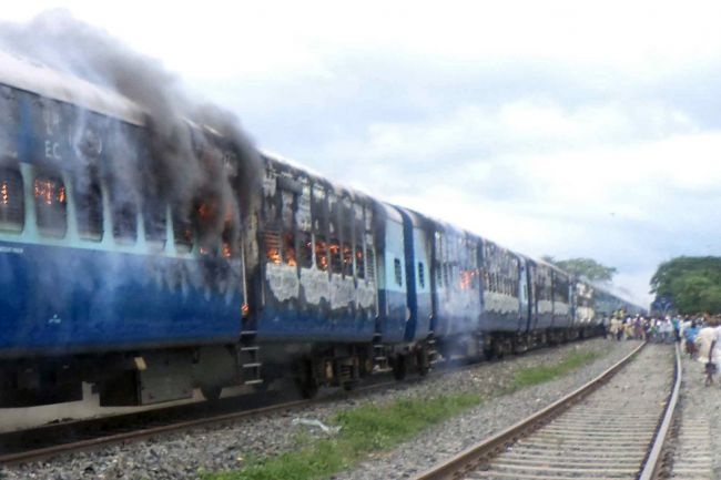 Tau hoa boc chay tai An Do, 23 nguoi thiet mang hinh anh