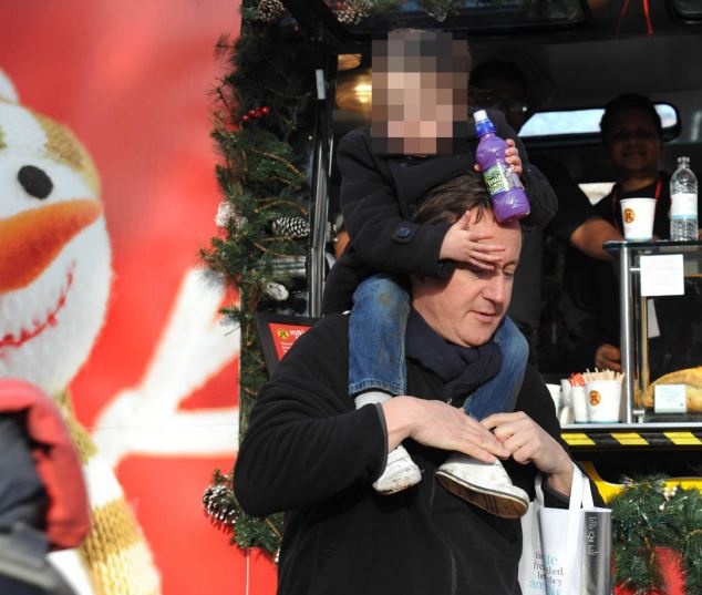 Thu tuong Anh dat con len vai khi dao pho hinh anh