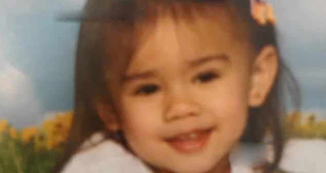 Be gai 5 tuoi vo tinh treo co tu tu trong nha hinh anh