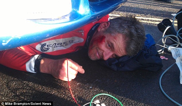 Thoat chet ky dieu sau khi bi cuon vao gam o to hinh anh