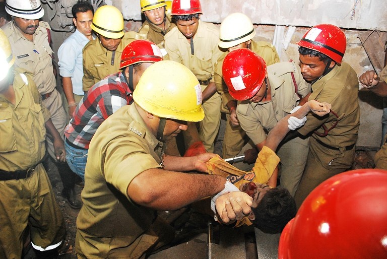 Toa nha sap o An Do, 7 nguoi chet hinh anh