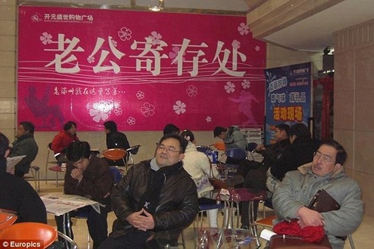 Gui chong trong luc mua sam hinh anh