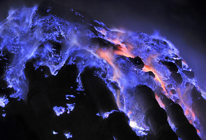 Lua xanh ky ao tren nui lua o Indonesia hinh anh