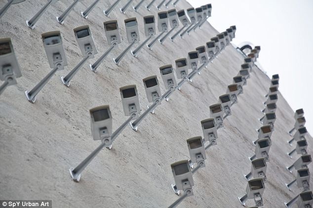 Gan 150 camera tren tuong nha de trang tri hinh anh