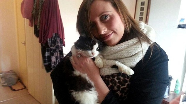 Thu quy trom tien ngan hang hon 100 lan de bao trai hinh anh