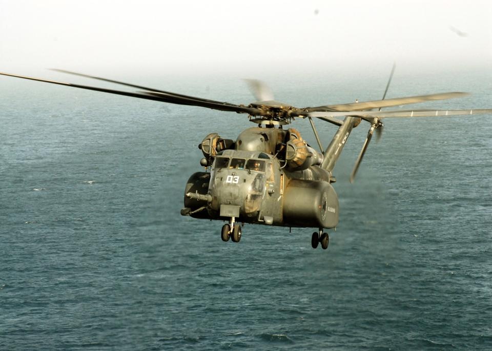 Truc thang quan su My lao xuong bien hinh anh