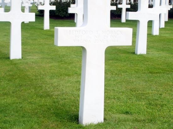 Nghia trang Anh chon nhieu tre trong mot mo hinh anh