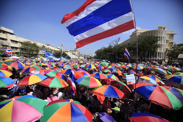 Nguoi bieu tinh Thai bat dau lam te liet thu do hinh anh