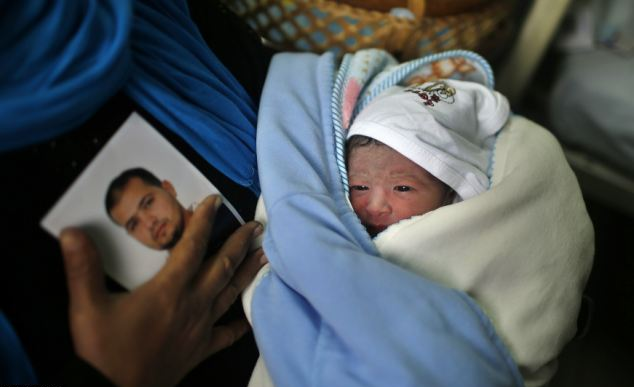 Dua tinh trung chien binh ra khoi tu de vo thu thai hinh anh