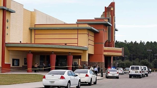 Bi ban chet vi nhan tin trong rap phim hinh anh