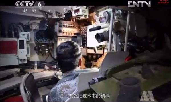 Ben trong xe tang chu luc cua Trung Quoc hinh anh