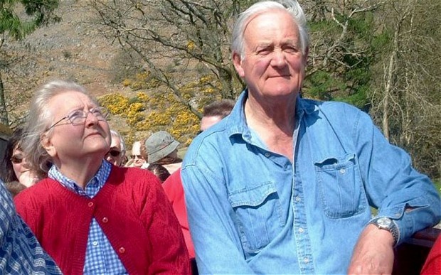 Con gai giup cha, me tu sat bang thuoc doc hinh anh