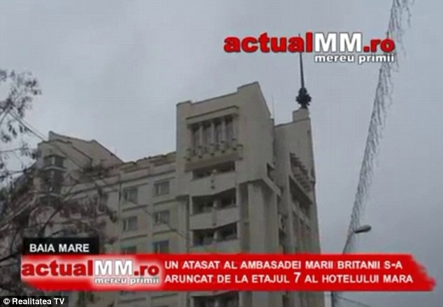 Nhan vien ngoai giao Anh roi khoi cua so tang 7 khach san hinh anh