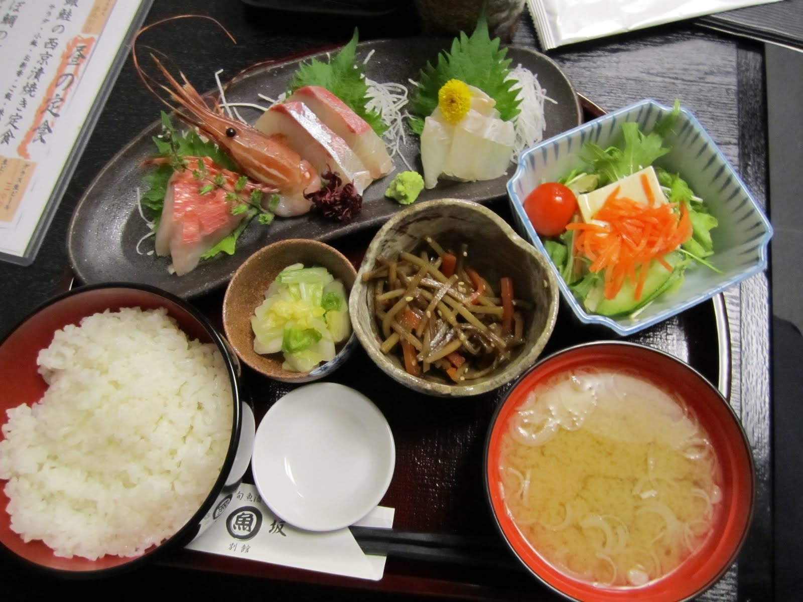 Hon 900 hoc sinh tieu hoc Nhat ngo doc thuc pham hinh anh