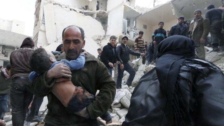 Nha tan, xe chay vi bom thung hinh anh