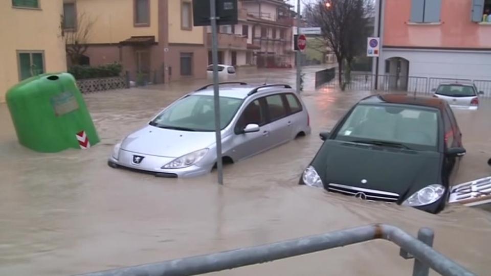 Nuoc lu tung hoanh o mien bac Italy hinh anh