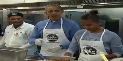 Obama deo tap de, lam banh cho nguoi vo gia cu hinh anh