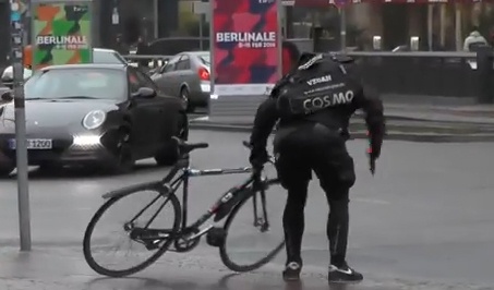 Nguoi buoc nhu mua tren duong day bang o Berlin hinh anh