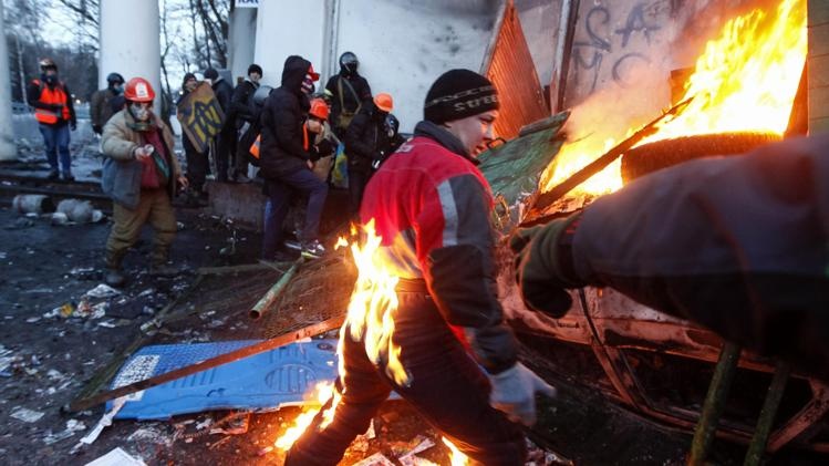 Da bay, xang chay trong bieu tinh tai Ukraina hinh anh