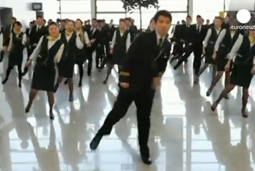 Tiep vien hang khong dong dien flashmob giua phi truong hinh anh