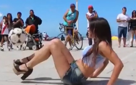 Nguoi mau tang bong dieu nghe nhu cau thu hinh anh