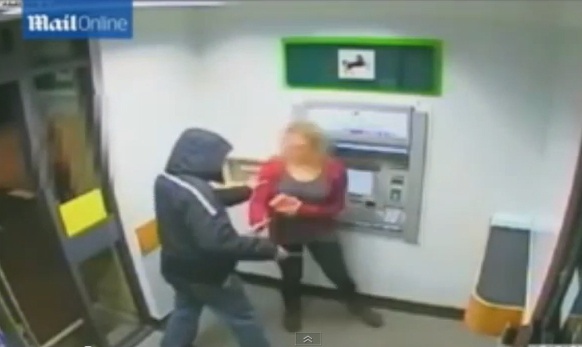 Ten cuop tran tien thieu nu trong buong ATM hinh anh