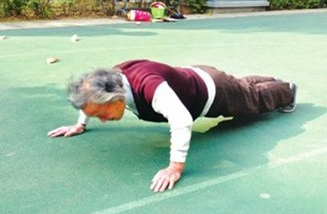 Ba lao 80 tuoi chong day, gap bung 150 cai hang ngay hinh anh