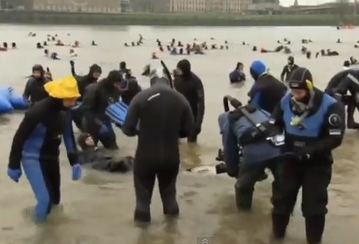 Hang tram nguoi boi duoi song trong thoi tiet gia lanh hinh anh