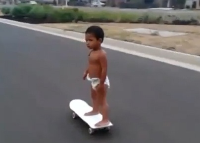 Be trai 2 tuoi luot van dieu nghe hinh anh