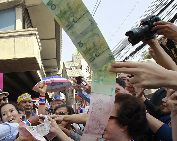 Day tien xuat hien trong bieu tinh o Thai Lan hinh anh