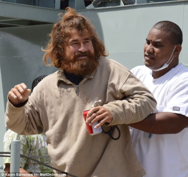 Troi dat 13 thang tren bien van song nho an chim, rua hinh anh