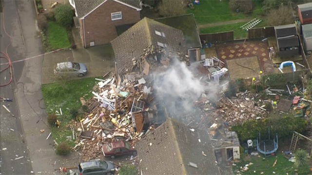 Vu no san phang hai ngoi nha trong nhay mat hinh anh