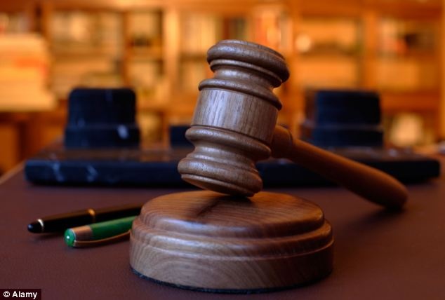 Nu tham phan mat chuc vi khoa than tai noi lam viec hinh anh