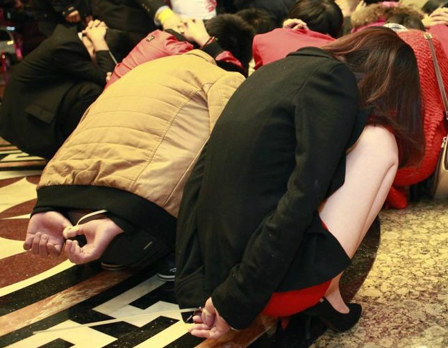 Hang nghin canh sat Trung Quoc tan cong 12 o mai dam hinh anh