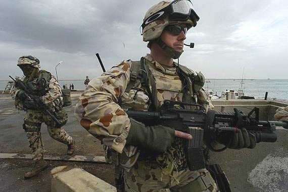 Linh dac nhiem My bat nghi pham khung bo trong 60 giay hinh anh