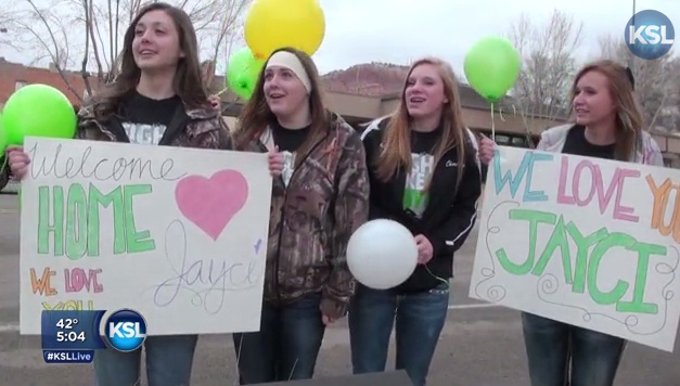 Be gai ung thu My tro ve nha nhu nguoi hung hinh anh