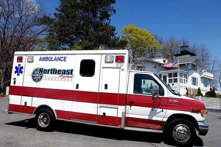 Lay trom xe cuu thuong khi nhan vien y te ngu trong xe hinh anh