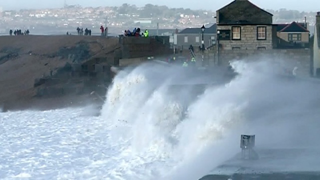 Song khong lo ap vao bo bien nuoc Anh hinh anh