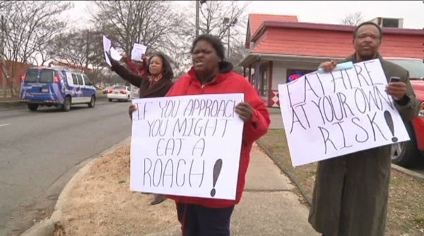 Chu nha hang ban khach vi phan nan ve gian trong mon an hinh anh