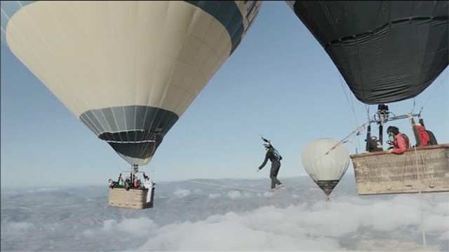 Di tren day giua hai khi cau dang bay hinh anh